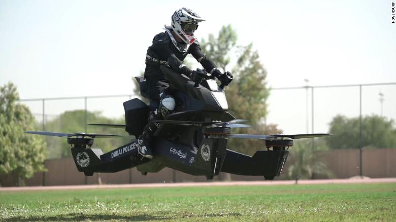 Полицейский тренируется управлять летающим мотоциклом